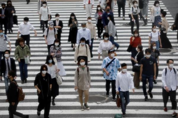 أشخاص يضعون كمامات في طوكيو يوم 27 مايو 2020. تصوير: كيم كيونج هوون - رويترز
